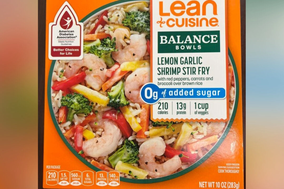 Una imagen del paquete de salteado de camaron con limón y ajo Lean Cuisine de Nestlé USA retirado del mercado. (Cortesía de la FDA).