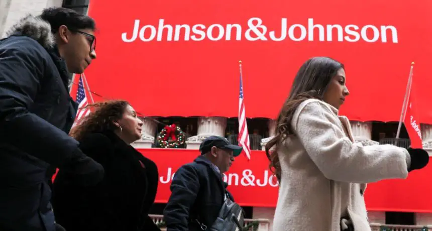 Una pancarta de Johnson & Johnson se muestra en la fachada de la Bolsa de Valores de Nueva York (NYSE) en la ciudad de Nueva York, el 5 de diciembre de 2023. (Brendan McDermid/Reuters)