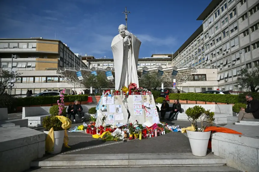 Una vista general muestra la estatua del papa Juan Pablo II afuera del hospital Gemelli, donde el papa Francisco está hospitalizado con neumonía, en Roma (Italia) el 21 de marzo de 2025. (Alberto Pizzoli/AFP vía Getty Images)