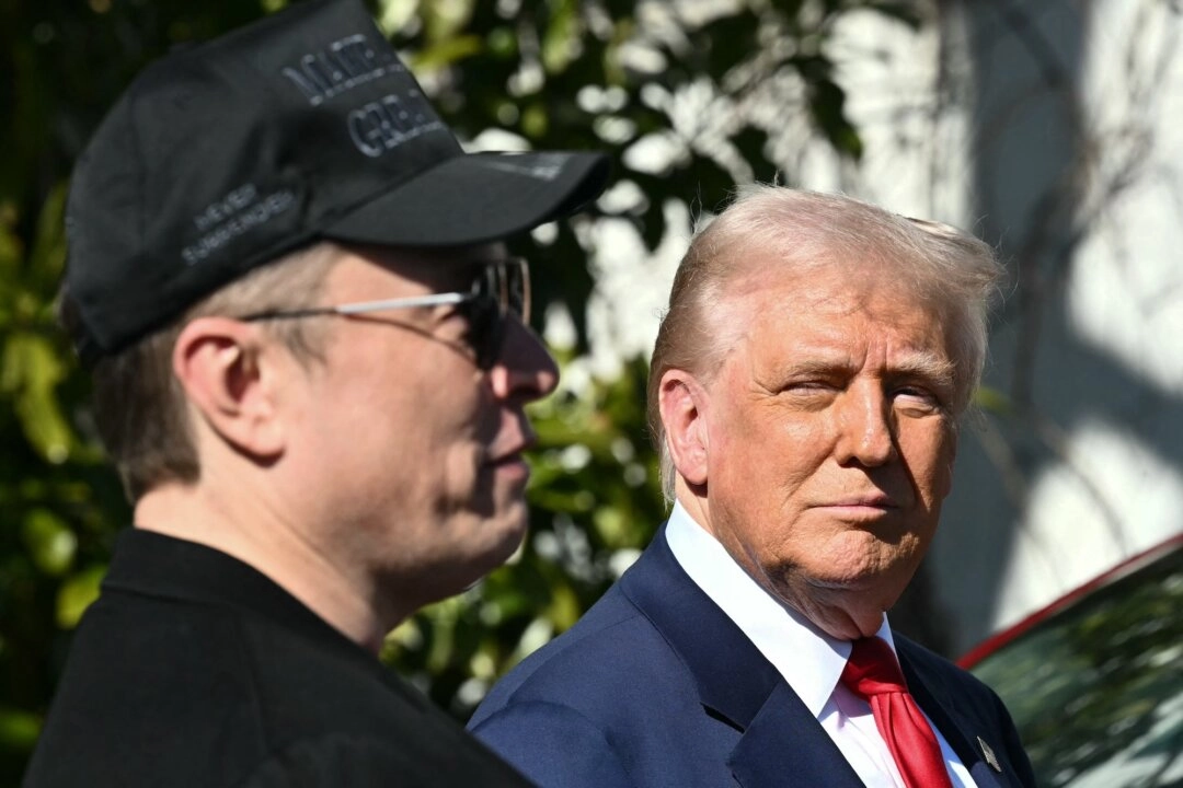 El presidente Donald Trump y el director ejecutivo de Tesla, Elon Musk, hablan con la prensa frente a la Casa Blanca en Washington, el 11 de marzo de 2025. (Mandel Ngan/AFP/Getty Images)