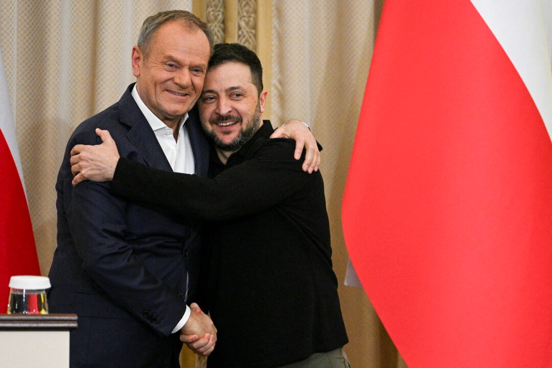 El presidente ucraniano, Volodímir Zelenski
(Der.), y el primer ministro polaco, Donald Tusk, se estrechan la mano al final de su conferencia de prensa en Lviv, Ucrania, el 17 de diciembre de 2024. (Yuriy Dyachyshyn/AFP vía Getty Images)