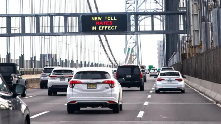 Autos pasan bajo una señal de advertencia de tarifa por congestión en el puente George Washington, cuando la tarifa por congestión entró en vigor en la ciudad de Nueva York, el 5 de enero de 2025. (Kena Betancur/AFP vía Getty Images)