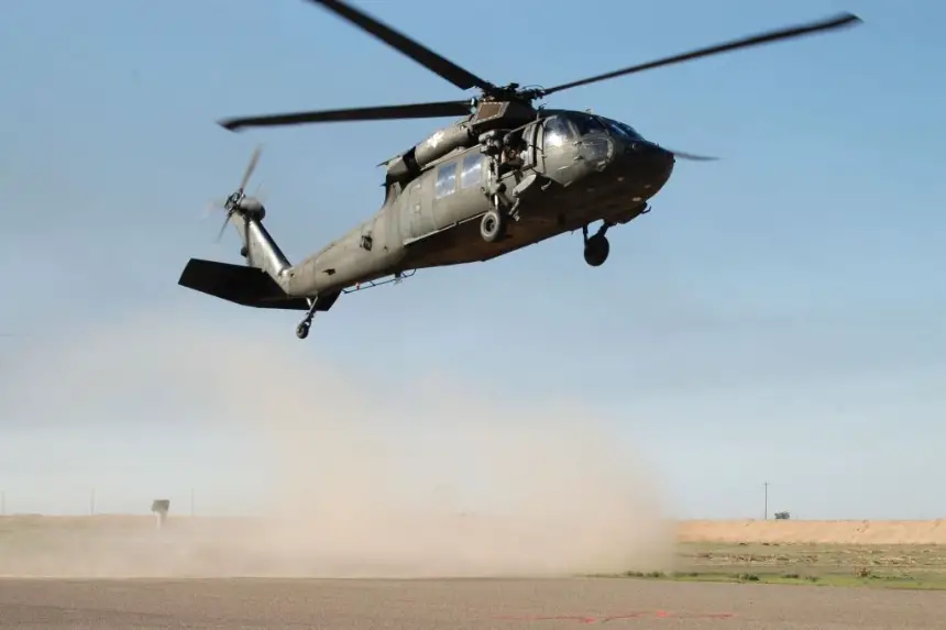 En este folleto del militar de EE. UU., un UH-60 Blackhawk de la 101.ª Brigada de Aviación de Combate, 101.ª División Aerotransportada, en una imagen de archivo. (Antony Joseph/Ejército de EE. UU. vía Getty Images)