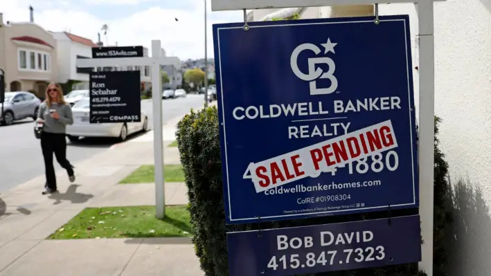 Un cartel frente a una casa en venta, en San Francisco, el 11 de mayo de 2023. (Justin Sullivan/Getty Images)