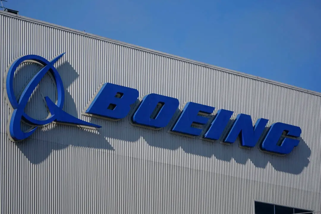 El logotipo de Boeing en la fábrica de la empresa en Renton, Washington, el 24 de septiembre de 2024. (Lindsey Wasson/AP Photo)
