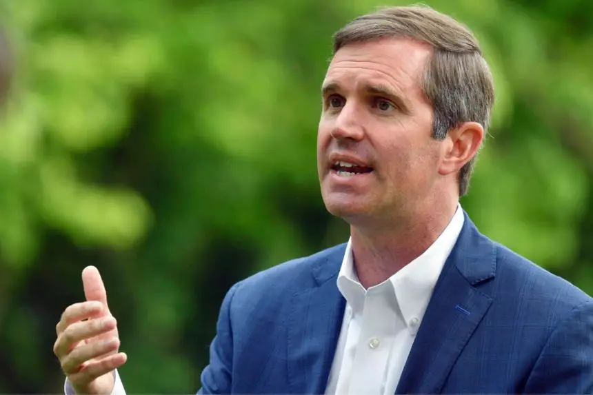 El gobernador de Kentucky, Andy Beshear, durante una entrevista en Versailles, Kentucky, el 17 de mayo de 2023. (Timothy D. Easley/AP Photo)
