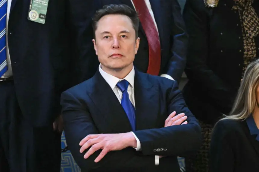 Elon Musk llega para el discurso del presidente Donald Trump ante una sesión conjunta del Congreso en la Cámara de Representantes del Capitolio de Estados Unidos en Washington, el 4 de marzo de 2025. (Saul Loeb/AFP vía Getty Images)