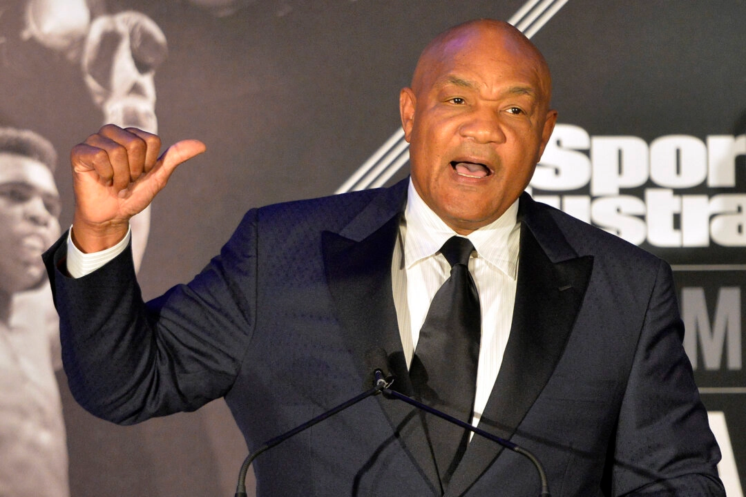 El excampeón de boxeo de peso pesado George Foreman cuenta una historia al público en los Sports Illustrated Legacy Awards en Louisville, Kentucky, el 1 de octubre de 2015. (Timothy D. Easley/Foto de AP)