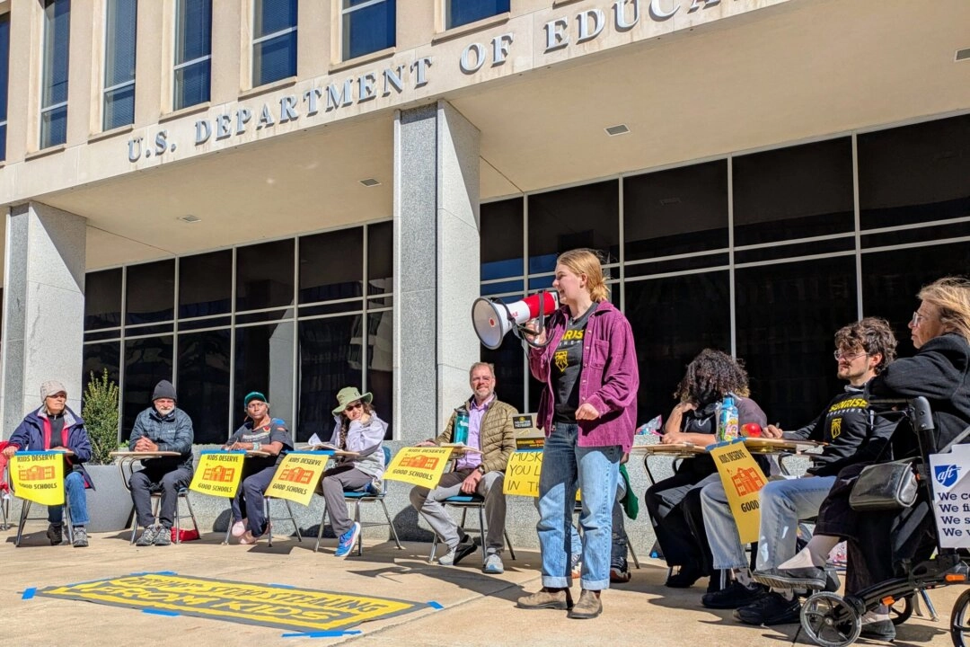 Manifestantes del Movimiento Sunrise realizan una sesión de estudio frente al edificio del Departamento de Educación un día después de que el presidente Donald Trump firmara una orden ejecutiva que reducía el alcance de la agencia, en Washington el 21 de marzo de 2025. (Cortesía del Movimiento Sunrise).
