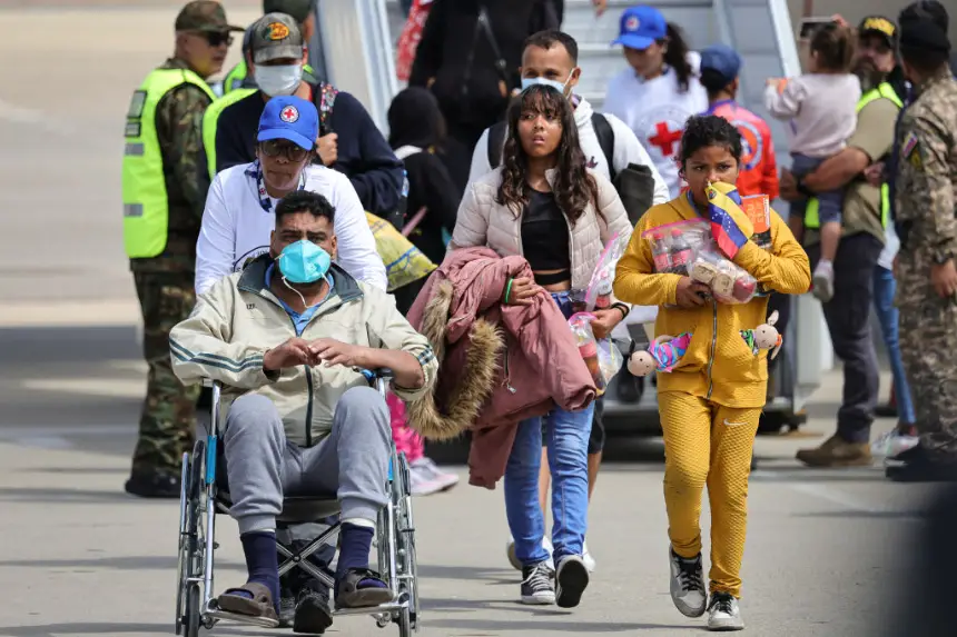 Venezolanos deportados de Estados Unidos llegan al Aeropuerto Internacional Simón Bolívar el 24 de febrero de 2025 en La Guaira, Venezuela. (Jesús Vargas/Getty Images)