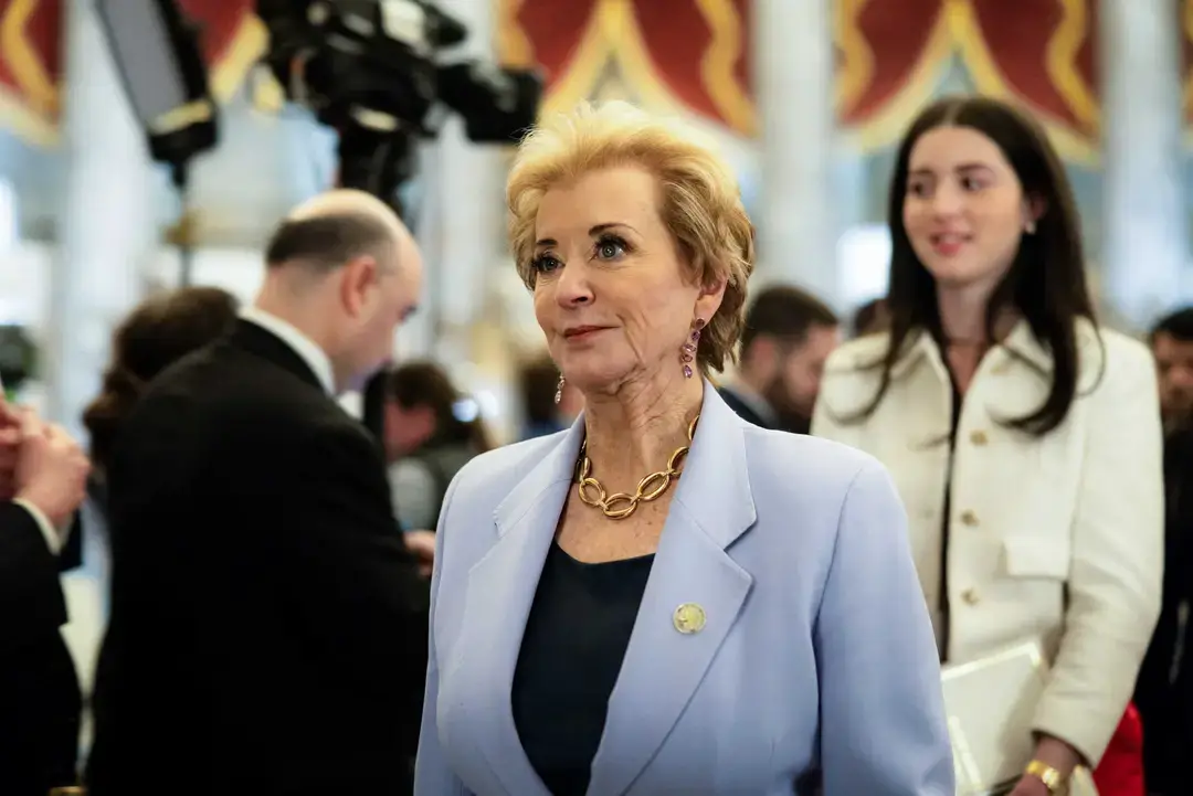 La secretaria de Educación, Linda McMahon, llega al discurso conjunto del presidente Trump ante el Congreso en Washington, DC, el 4 de marzo de 2025. (Tierney L. Cross/Getty Images)