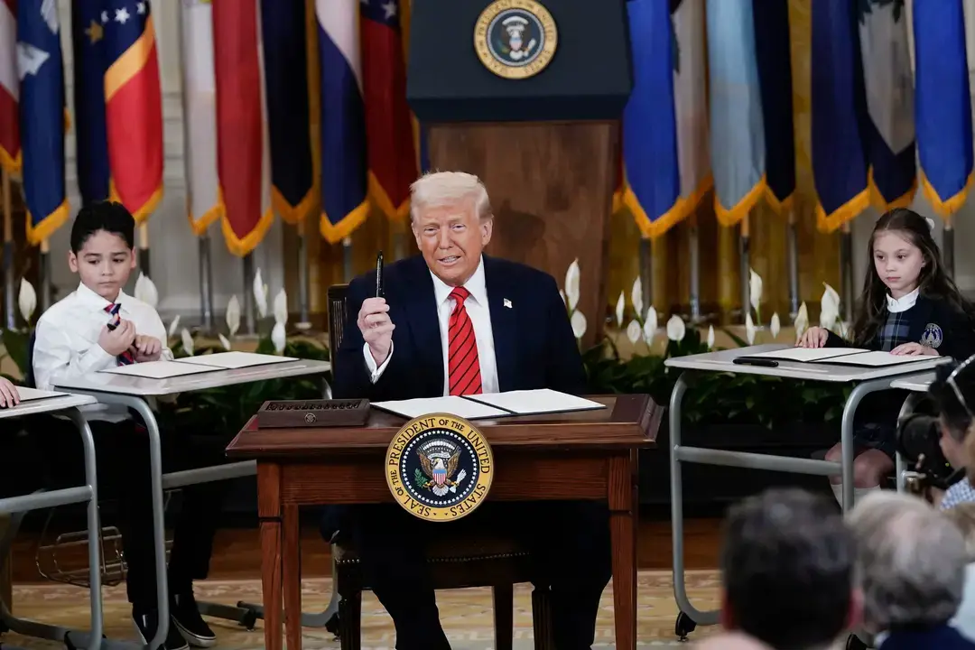 El presidente Donald Trump habla en un acto educativo y firma una orden ejecutiva en el Salón Este de la Casa Blanca en Washington, el 20 de marzo de 2025. (Jose Luis Magana/AP Photo)