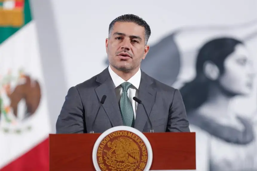 Imagen de archivo del secretario de Seguridad y Protección Ciudadana, Omar García Harfuch, hablando durante una rueda de prensa en el Palacio Nacional en Ciudad de México (México). EFE/ Isaac Esquivel
