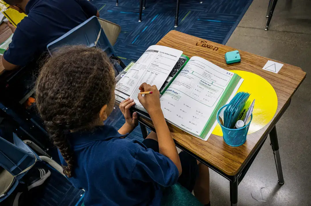 Un estudiante es visto en un aula de la Escuela Primaria Nevitt, en Phoenix, Arizona, el 26 de octubre de 2022. (Olivier Touron/AFP a través de Getty Images)