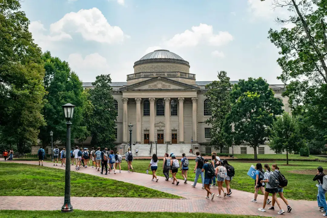 Gente caminando por el campus de la Universidad de Carolina del Norte en Chapel Hill, Carolina del Norte, el 29 de junio de 2023. (Eros Hoagland/Getty Images)