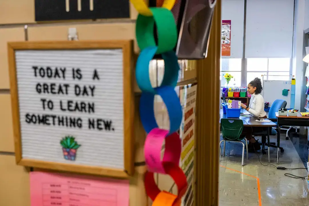 Sumer Smith, profesora de primaria, habla con sus alumnos de forma virtual durante un periodo de enseñanza no tradicional (ENT) en la escuela primaria Hazelwood de Louisville, Kentucky, el 11 de enero de 2022. (Jon Cherry/Getty Images)