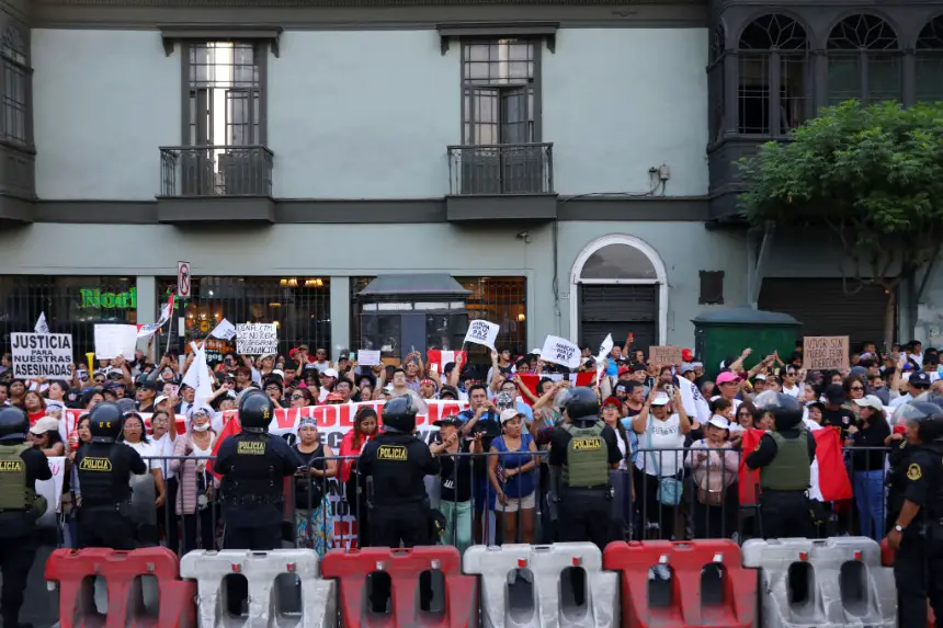 Manifestantes gritan consignas mientras sostienen carteles contra la violencia durante una marcha nacional contra el crimen organizado y el sicariato, convocada por organizaciones sociales y políticas en Lima (Perú) el 21 de marzo de 2025. (Connie France/AFP vía Getty Images)