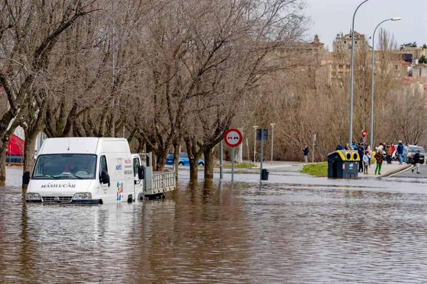 Vista de la AV-900 cortada por la crecida de los ríos Adaja y Chico el 21 de marzo de 2025 en Ávila (España). EFE/ Raúl Sanchidrián