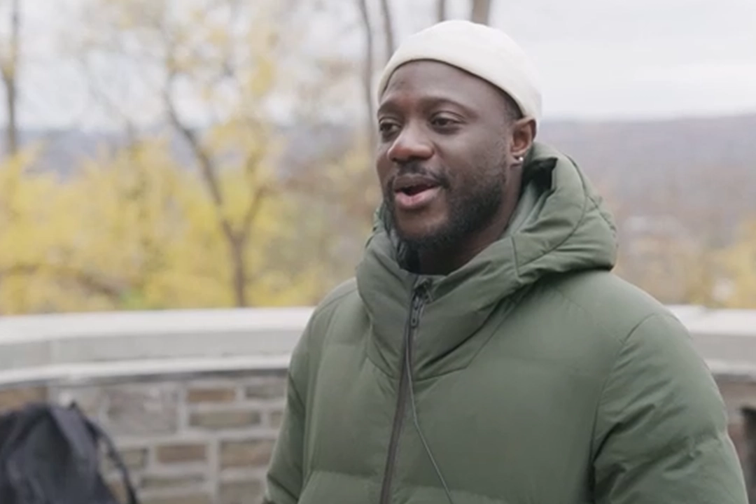 Momodou Taal, estudiante de posgrado de Cornell, en un fotograma de un vídeo de archivo. (CNN/Captura de pantalla vía NTD)
