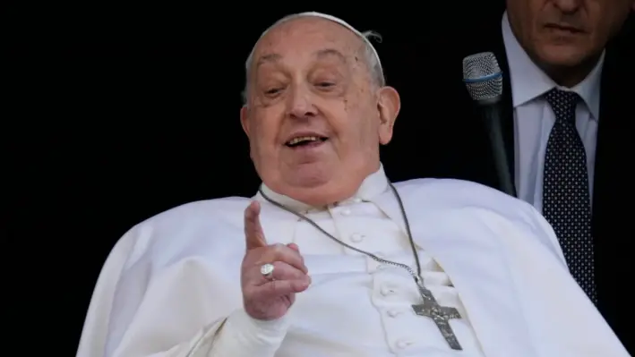 El papa Francisco hace un gesto mientras aparece en una ventana del Policlínico Agostino Gemelli, en Roma, el 23 de marzo de 2025, donde fue tratado por bronquitis y neumonía bilateral desde el 14 de febrero. (Domenico Stinellis/AP Photo)