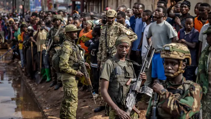 Rebeldes del M23 vigilan una zona junto a residentes, en Bukavu, el 20 de febrero de 2025. (Luis Tato/AFP vía Getty Images)