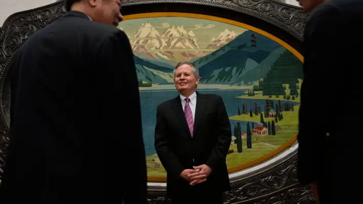 El senador Steve Daines (R-Mo.) (centro) saluda al viceprimer ministro chino, He Lifeng (izq.), antes de su reunión en la Sala Xinjiang del Gran Salón del Pueblo, en Beijing, el 22 de marzo de 2025. (Ng Han Guan/AFP vía Getty Images)