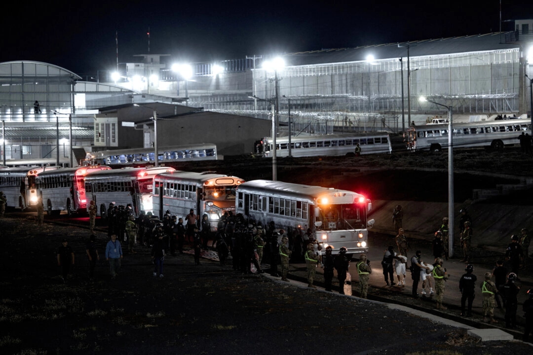 Policías salvadoreños escoltan a presuntos miembros del Tren de Aragua, recientemente deportados por el gobierno estadounidense para ser encarcelados en el Centro de Confinamiento del Terrorismo (CECOT), como parte de un acuerdo con el gobierno salvadoreño, en Tecoluca, El Salvador, el 16 de marzo de 2025. (Secretaría de Prensa de la Presidencia/Handout via Reuters)