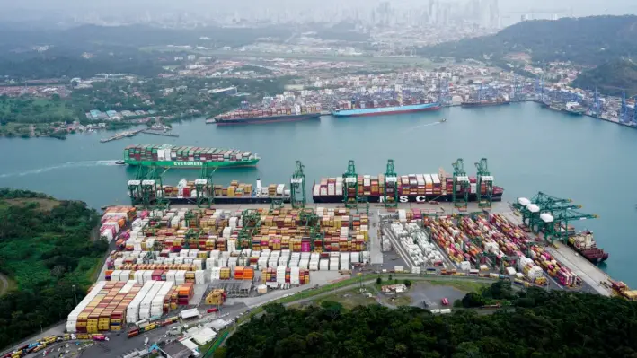 Una vista aérea muestra contenedores en el Puerto de Balboa, operado por Panama Ports Company, en el Canal de Panamá, en la Ciudad de Panamá, el 1 de febrero de 2025. (Enea Lebrun/Reuters)