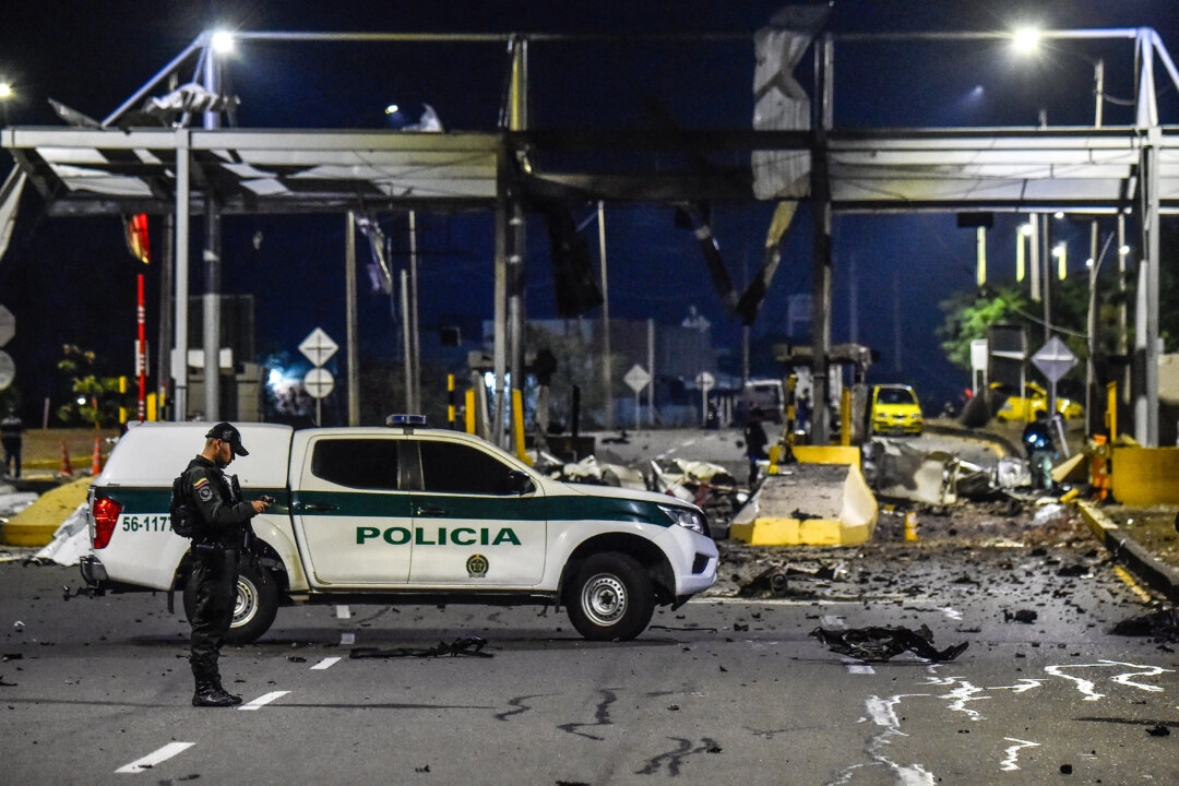 Un agente de policía monta guardia junto a los escombros de un peaje que fue atacado con explosivos en Villa del Rosario, provincia de Norte de Santander, Colombia, el 20 de febrero de 2025. Cuatro atentados con explosivos, uno de ellos con un coche bomba, fueron perpetrados entre la noche del miércoles y la mañana del jueves en dos ciudades colombianas fronterizas con Venezuela, posiblemente por guerrilleros del ELN, informaron fuentes oficiales. Schneyder Mendoza/AFP vía Getty Images