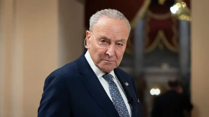 El líder de la minoría del Senado, Chuck Schumer (D-N.Y.), da una entrevista televisiva en el Capitolio, en Washington, el viernes 14 de marzo de 2025. (Foto AP/Ben Curtis)