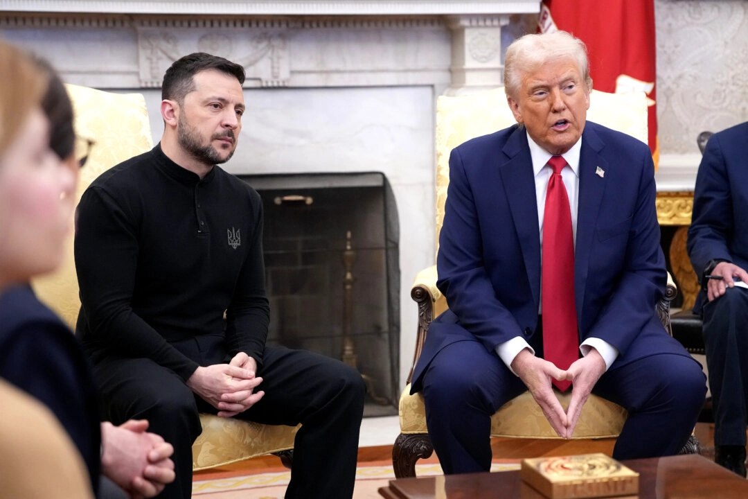 El presidente Donald Trump saluda al presidente ucraniano Volodímir Zelenski (Izq.) en la Oficina Oval de la Casa Blanca, el 28 de febrero de 2025. (Andrew Harnik/Getty Images)