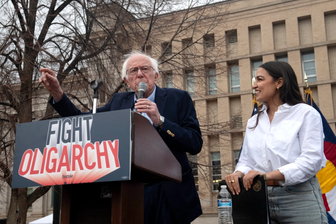 El senador Bernie Sanders (I-Vt.) y la representante Alexandria Ocasio Cortez (D-N.Y.)  hablan con sus simpatizantes durante el mitin "Luchando contra la oligarquía: Hacia dónde nos dirigimos" en el Civic Center Park de Denver, Colorado, el 21 de marzo de 2025. (Jason Connolly/AFP vía Getty Images)