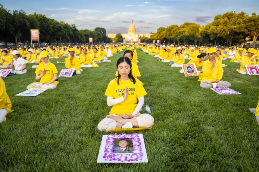 Practicantes de Falun Gong se reúnen en el National Mall de Washington para una vigilia con velas en conmemoración de la persecución de Falun Gong en China por parte del Partido Comunista Chino el 11 de julio de 2024. Madalina Vasiliu/The Epoch Times