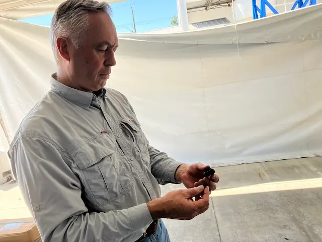 <em>Martin Ellis, fundador y presidente de Green Carbon Solutions, al lado de una estructura de retorta de 33 metros con una parrilla móvil horizontal que procesa madera de eucalipto para convertirla en biocarbón para los fabricantes de chips de silicio. John Haughey/The Epoch Times</em>