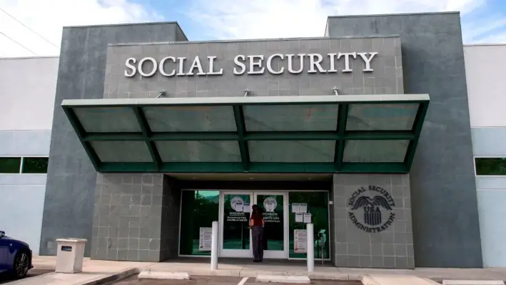 Una mujer frente a un edificio de la Administración del Seguro Social en Burbank, California, el 5 de noviembre de 2020. (Valerie Macon/AFP vía Getty Images)