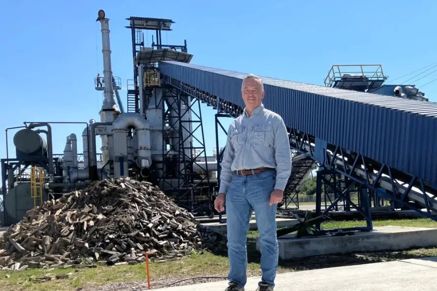 El fundador y presidente de Green Carbon Solutions, Martin Ellis, examina el biocarbón, «carbón vegetal modificado», que su planta de Indiantown, Florida, produce a partir de madera de eucalipto para los fabricantes de chips de silicio. John Haughey/The Epoch Times