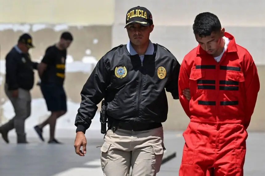 La policía de Perú realiza el traslado de varios miembros de la organización criminal Tren de Aragua en Lima el 5 de octubre de 2023. (CRIS BOURONCLE/AFP via Getty Images)