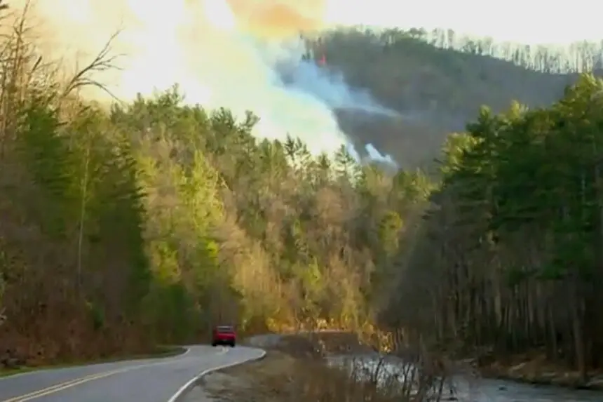 El humo de los incendios forestales llena el cielo en el condado de Polk, Carolina del Norte, el 22 de marzo de 2025. WLOS-TV a través de AP