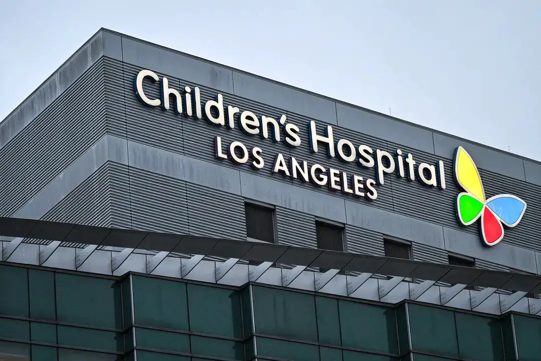 Hospital Infantil de Los Ángeles, 6 de febrero de 2025. Tras la orden ejecutiva del presidente Donald Trump que restringe los procedimientos relacionados con el género para menores, el hospital anunció el 4 de febrero que detendría el inicio de la terapia hormonal para pacientes menores de 19 años mientras revisa la orden "para comprender plenamente sus implicaciones". (Robyn Beck/AFP a través de Getty Images)