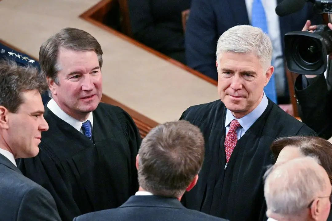 Los jueces del Tribunal Supremo Neil Gorsuch (derecha) y Brett Kavanaugh (izquierda) llegan al discurso sobre el estado de la Unión del presidente Joe Biden en la Cámara de Representantes del Capitolio de Estados Unidos el 7 de marzo de 2024. (Mandel Ngan/AFP a través de Getty Images)