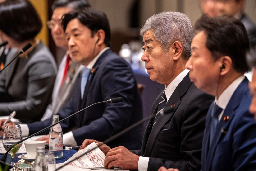 El ministro de Asuntos Exteriores japonés, Takeshi Iwaya, pronuncia un discurso ante el ministro de Asuntos Exteriores chino, Wang Yi (no aparece en la foto), durante el diálogo económico de alto nivel entre Japón y China en Tokio el 22 de marzo de 2025. (Philip Fong/ POOL/AFP a través de Getty Images)