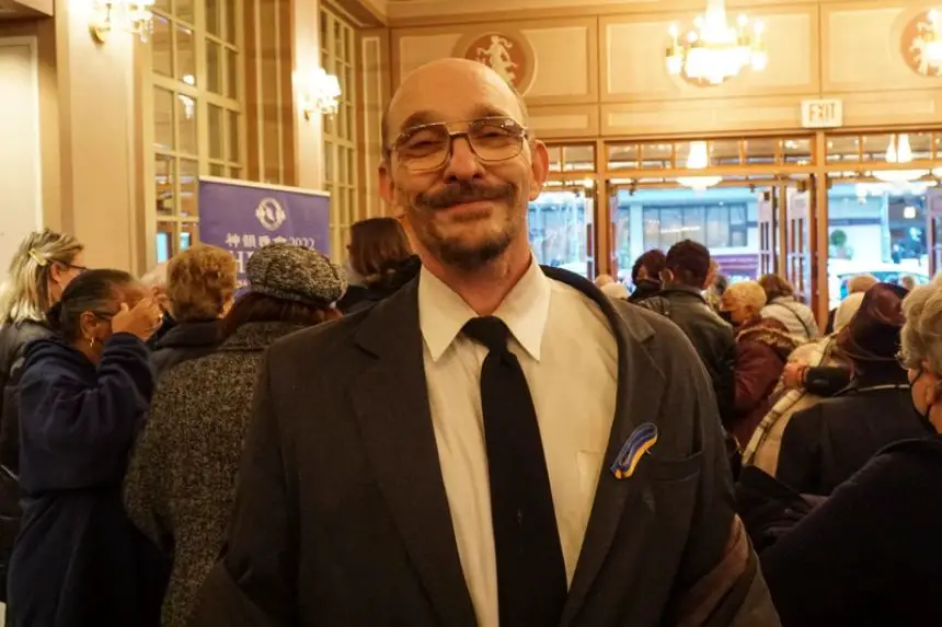 Mark Thomas, profesor asistente de la Universidad La Salle, asiste a una presentación de Shen Yun en el Teatro Merriam de Filadelfia el 26 de febrero de 2022. (Lily Sun/The Epoch Times)