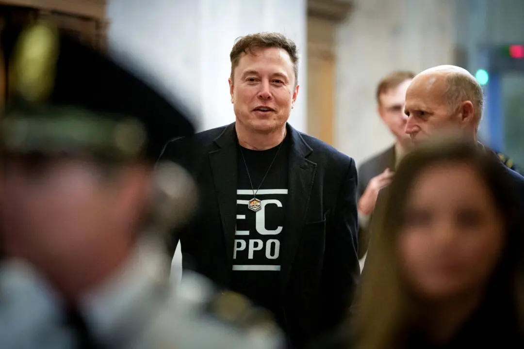 Elon Musk, asesor principal del presidente en la Casa Blanca y director ejecutivo de Tesla y SpaceX, habla con el senador Rick Scott (R-Fla.) (derecha) a su llegada al Capitolio de Estados Unidos en Washington el 5 de marzo de 2025. (Andrew Harnik/Getty Images)