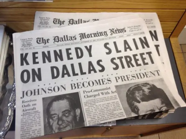 Una copia de reproducción del Dallas Morning News del 22 de noviembre de 1963, exhibida en el Sitio Histórico Nacional John Fitzgerald Kennedy en Brookline, Massachusetts, el 22 de noviembre de 2013. (Phoebe Ryles/The Epoch Times)