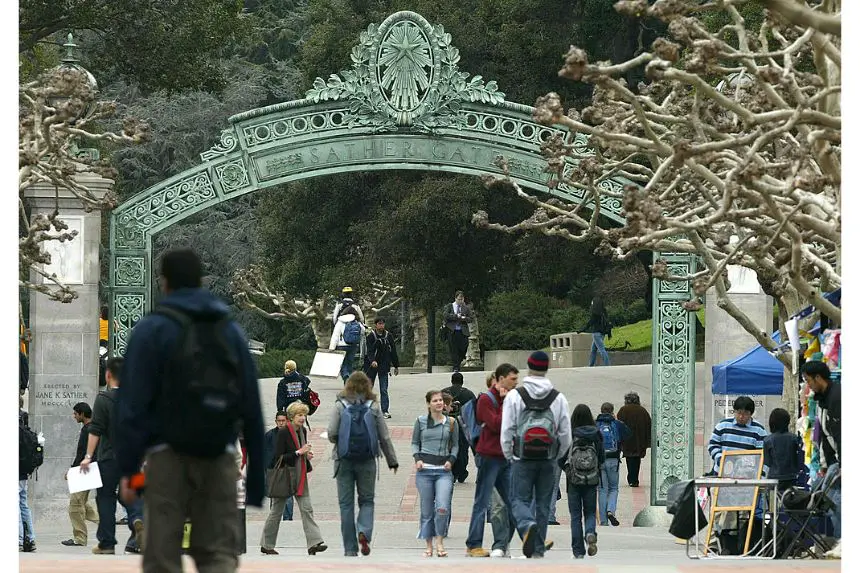 Estudiantes caminan cerca de Sather Gate en el campus de la Universidad de California en Berkeley el 24 de febrero de 2005 en Berkeley, California. (Justin Sullivan/Getty Images)