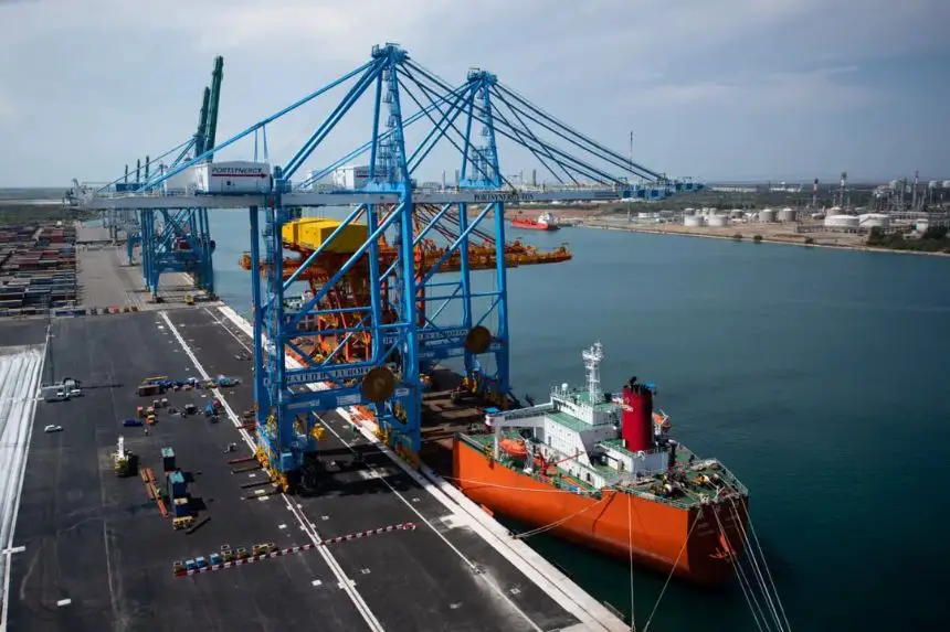 Dos grúas pórtico gigantes Malaccamax entregadas por la empresa china Shanghai Zhenhua Heavy Industries en el puerto de Fos-Sur-Mer, en las afueras de Marsella, Francia, el 23 de julio de 2020. (Clement Mahoudeau/AFP vía Getty Images)