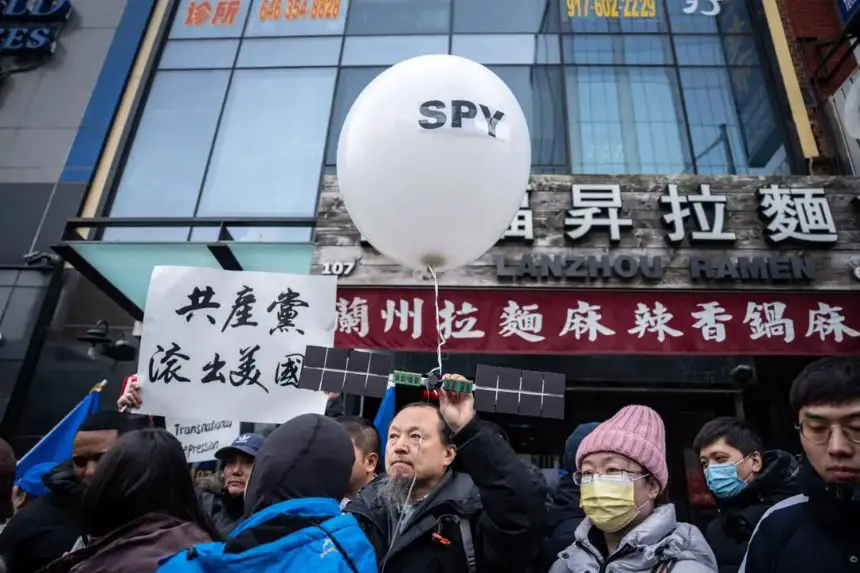 Personas en una conferencia de prensa y manifestación frente a la Asociación America ChangLe, una estación de policía secreta china ahora cerrada, en la ciudad de Nueva York el 25 de febrero de 2023. (Samira Bouaou/The Epoch Times)