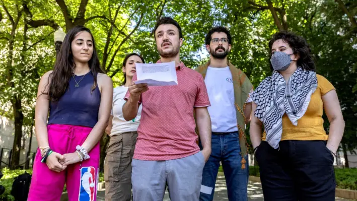 Mahmoud Khalil (centro) habla con periodistas sobre el campamento de la Revuelta por Rafah en la Universidad de Columbia, Nueva York, el 1 de junio de 2024. (Jeenah Moon/Reuters)