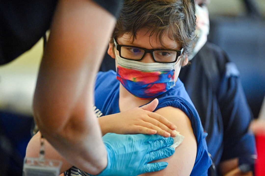 Un niño recibe la vacuna contra la COVID-19 en una clínica del Mission College de Los Ángeles el 19 de enero de 2022. (Robyn Beck/AFP vía Getty Images)
