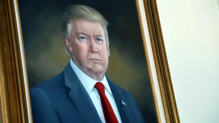 El retrato del presidente Donald Trump cuelga en el Capitolio de Colorado tras una ceremonia de revelación, el 1 de agosto de 2019, en Denver. (Thomas Peipert, Archivo/Foto AP)